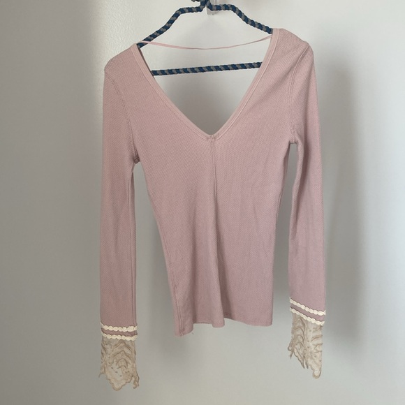 Free People long sleeve v neck shirt in a dusty pink. Never worn. - Picture 4 of 4